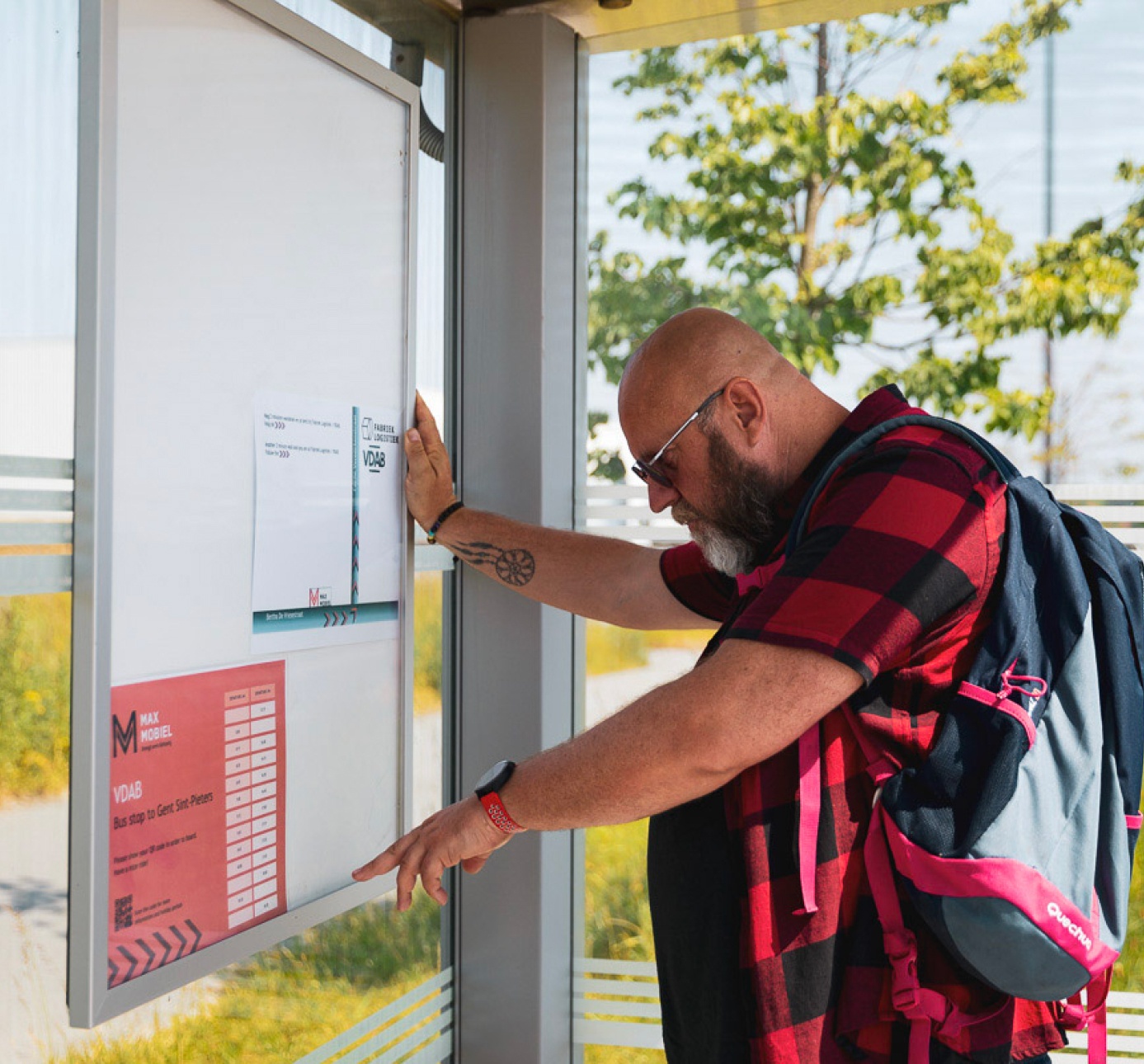 reiziger lees de uren van de bus